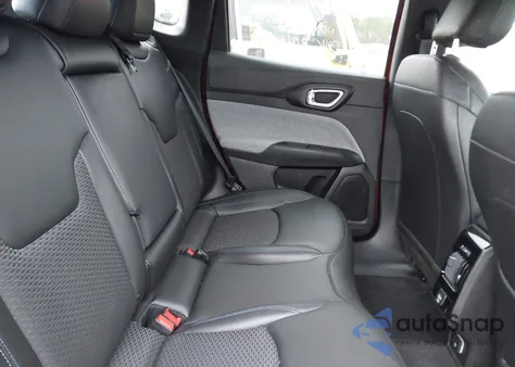 2025 Jeep Compass Latitude 4X4 z USA, uszkodzony, nr VIN 3C4NJDBN0ST595084